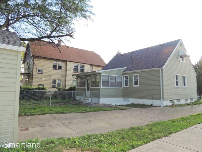 Building Photo - 4 br, 1 bath House - 324 E. 222nd St