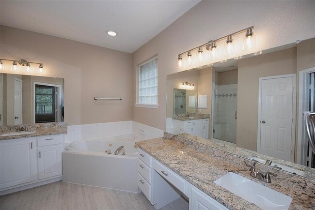 Building Photo - 10411 Village Lake Dr