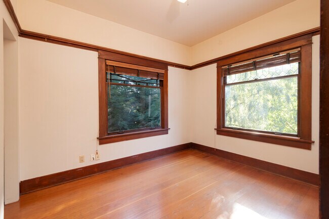 Building Photo - 528 18th Ave E