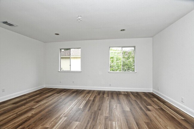 Building Photo - 17607 Klamath Falls Dr