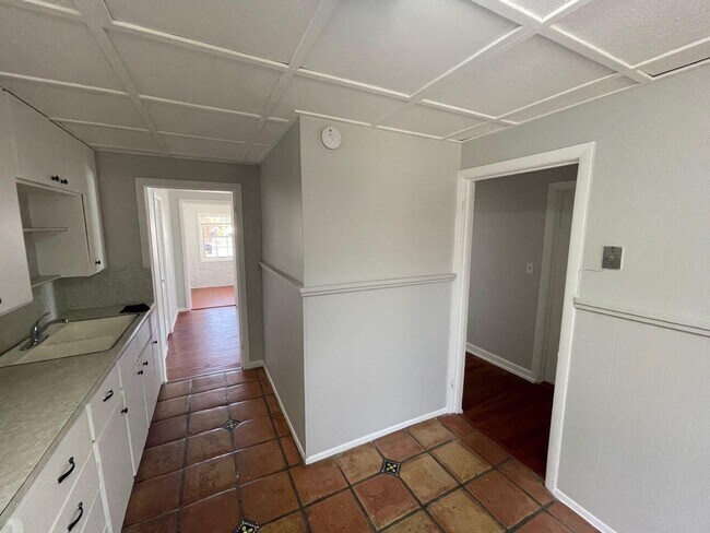 Building Photo - 736 Omar Rd