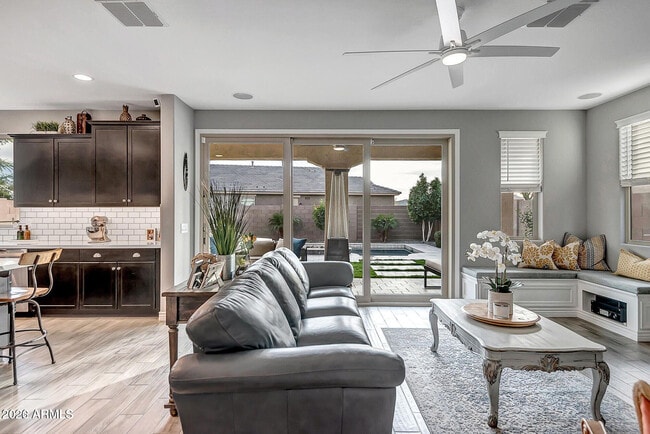 Building Photo - 517 E Balao Dr