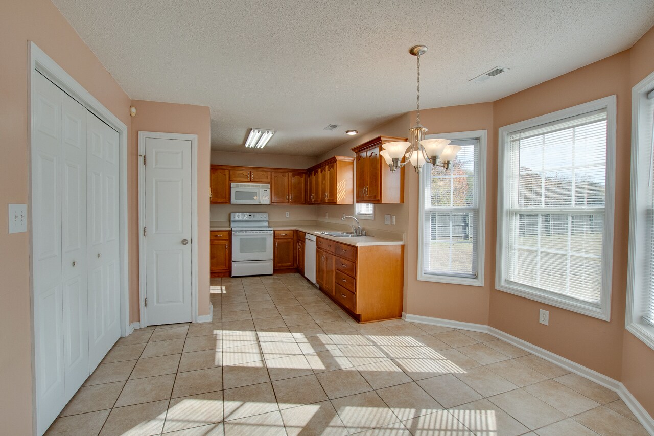 Eat-in Kitchen - 104 Willow Green Dr