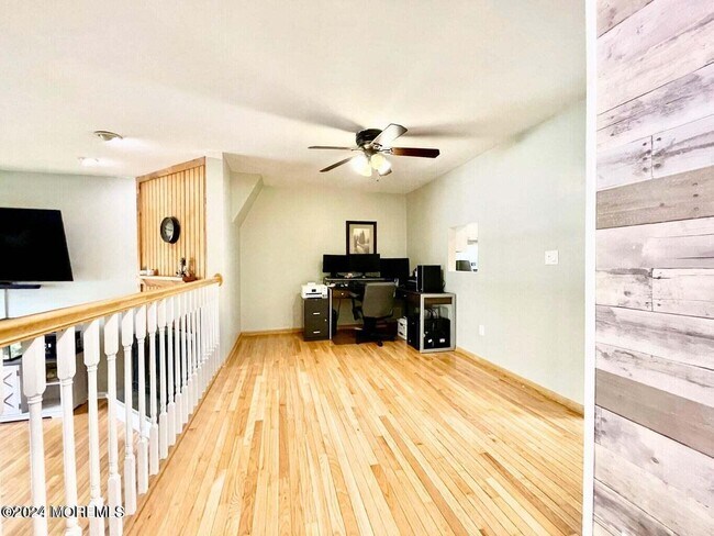 Building Photo - 562 Clubhouse Dr