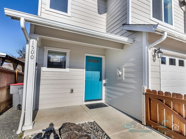 Building Photo - Newly Constructed Seaside Townhome