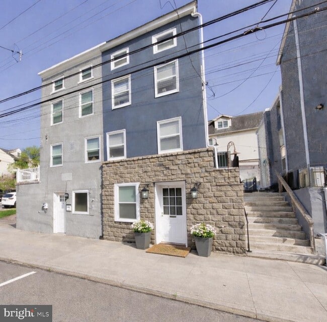 Building Photo - 125 Maple St