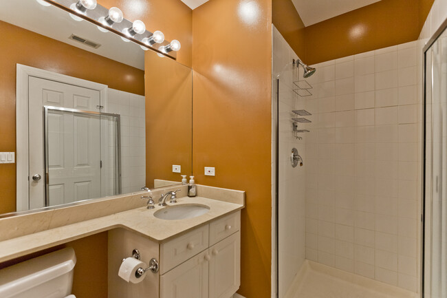 Building Photo - Adorable 2 bed condo with modern amenities...