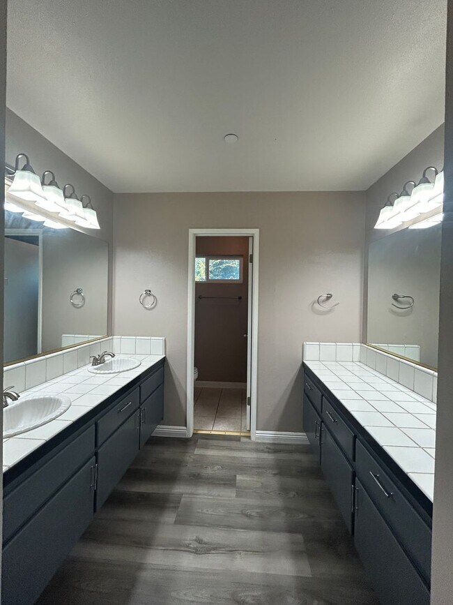 Building Photo - Spacious 4bed/3bath House for rent