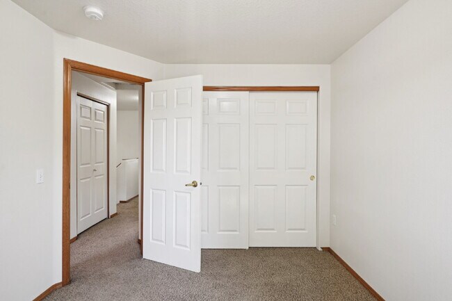 Building Photo - 4 bedroom 2.5 bath home
