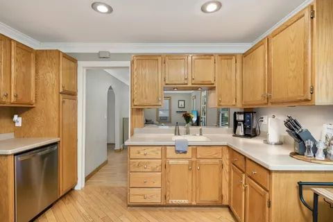 Building Photo - Charming 3-Bed Gem withHardwood Floors in Saint Louis Park!
