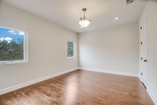Building Photo - 11 Inwood Cir
