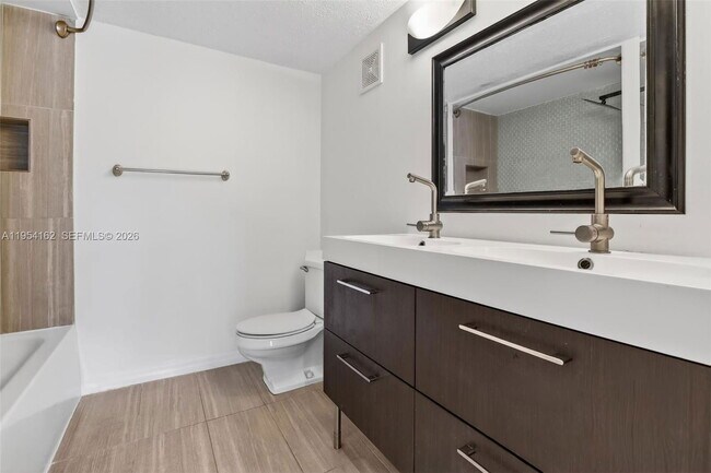 Building Photo - 200 Lakeview Dr