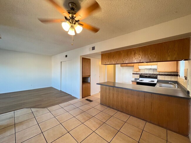 Building Photo - Sierra Oeste