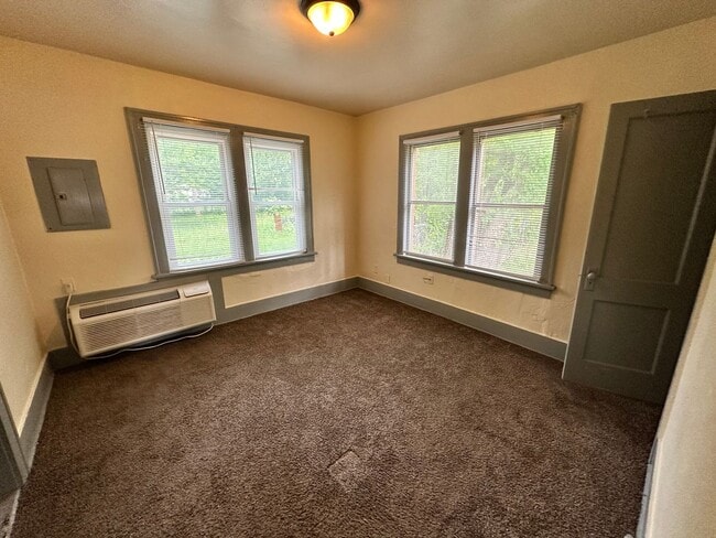 Building Photo - For Rent: Charming 2 Bed, 1 Bath Home in C...