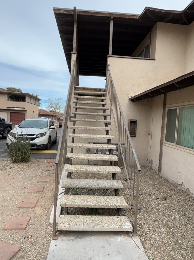 Building Photo - 2-Bed 1-bath in Prime Las Vegas Location – 950 Sq. Ft. of Comfort!