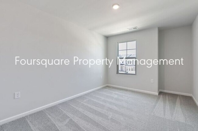 Building Photo - Townhome | Bonus Loft Space | Internet Inc...
