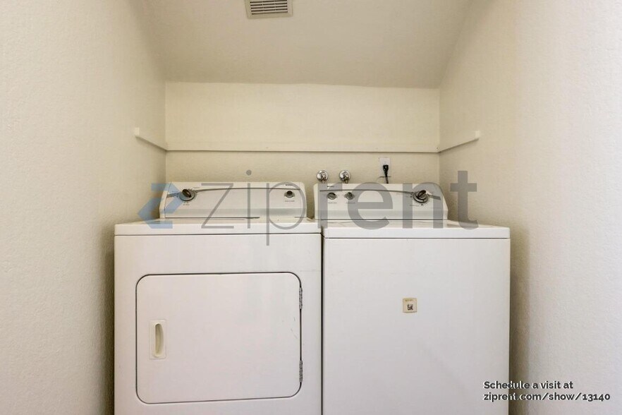 Building Photo - 1936 Lake View Pl