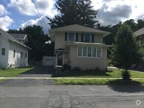 Building Photo - Gorgeous 4 bedroom 2 bath house with one s...