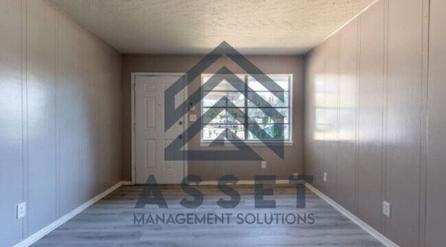 Building Photo - 4 bedroom 1 bathroom home in Midwest City!