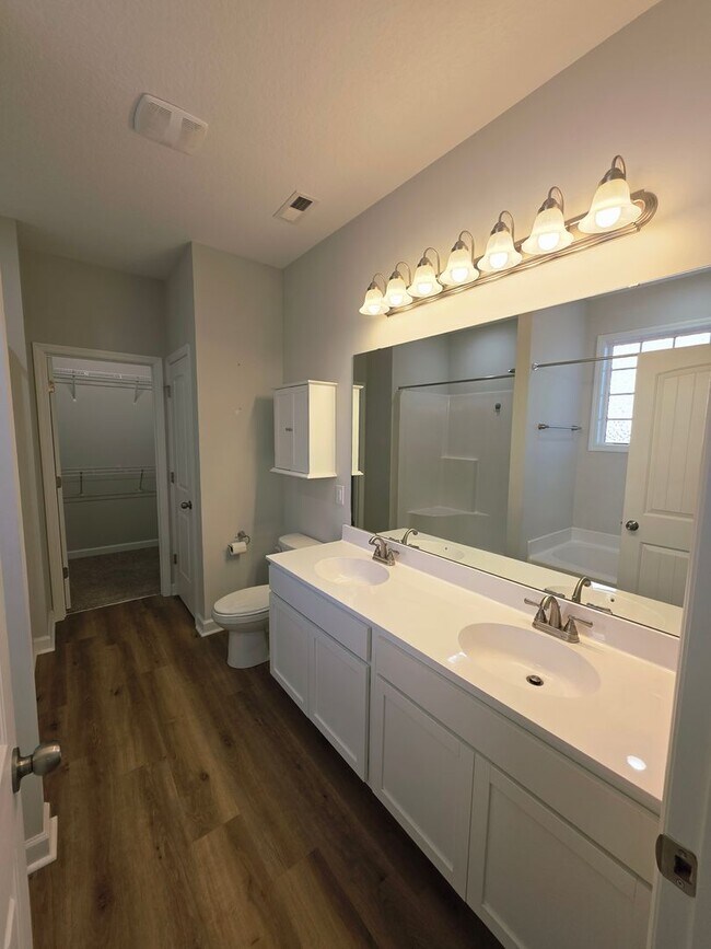 Building Photo - 4 Bedroom #3 Bath Towne Pointe