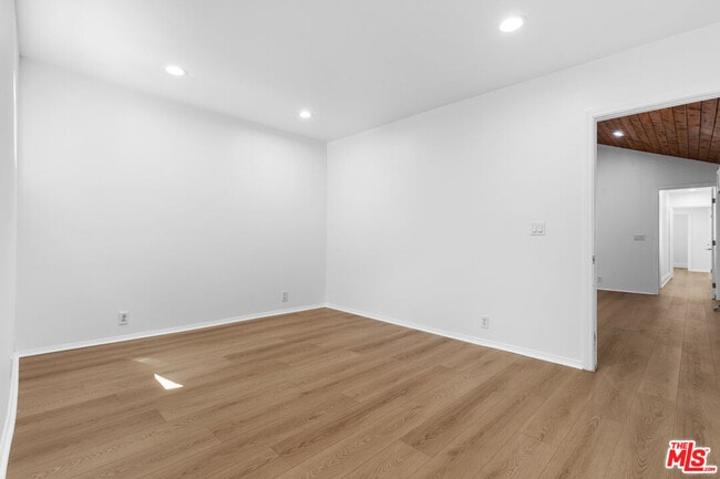 Building Photo - 3913 S Budlong Ave