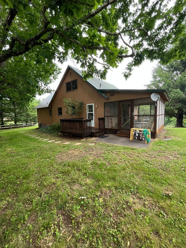Building Photo - Ashe Lake Community Home Surrounded By Nat...