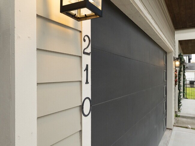 Building Photo - "Charming 4-Bed Houston Haven with Elegance on East 32nd Street!"