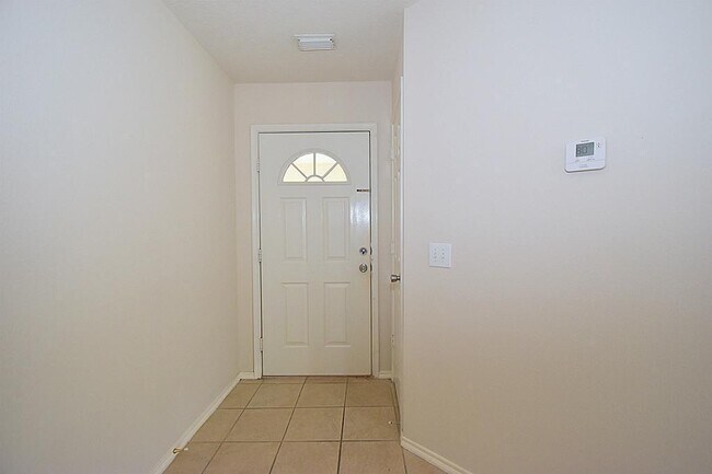 Building Photo - 3 BEDROOM 2 BATH COZY HOME WITH NEW UPGRAD...