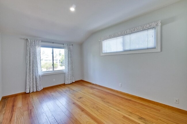 Building Photo - Beautiful 4 bedroom, 3 bath in desirable C...