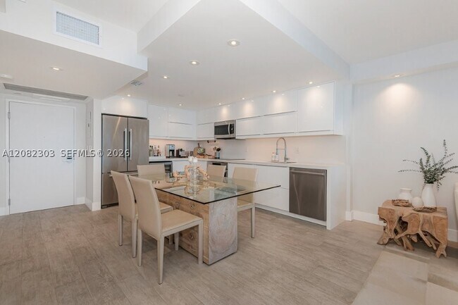 Building Photo - 2301 Collins Ave
