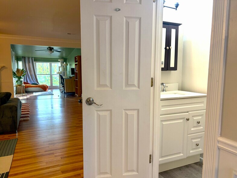Bathroom 1 - 1330 Poplar Pointe SE