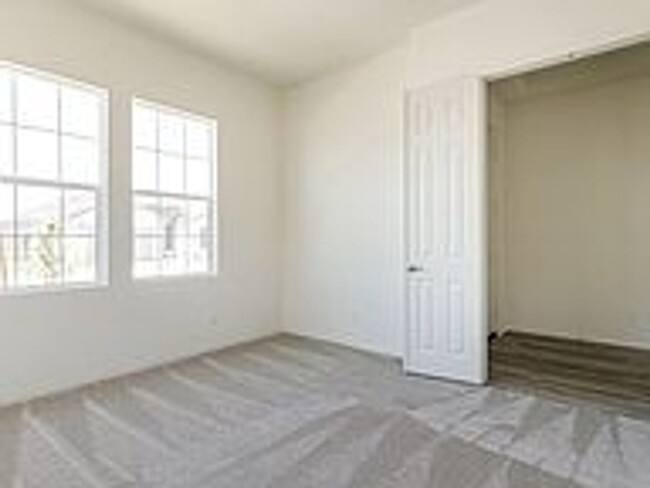 Building Photo - AVAILABLE NOW! BEAUTIFUL, 2 Bed/2 Bath plu...