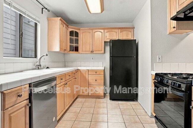 Building Photo - 1465 Hemlock Ave
