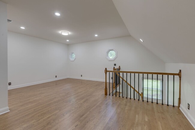 Building Photo - 4-Bed/4-Bath in Brentwood-- Walk to Kenros...