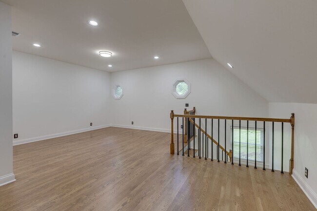 Building Photo - COMING SOON!-- Walk to Kenrose and Ravenwood!