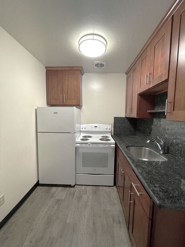 Building Photo - Alameda, Newly remodeled one bedroom unit.  Ask about our Move in Special