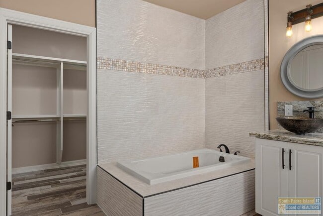 Building Photo - 618 N Shore Dr