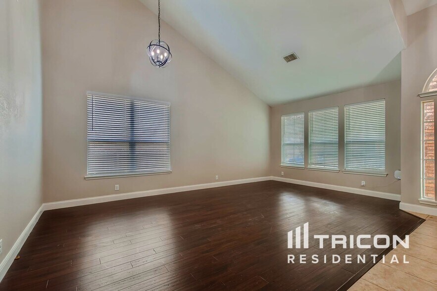 Building Photo - 213 Ridge Bluff