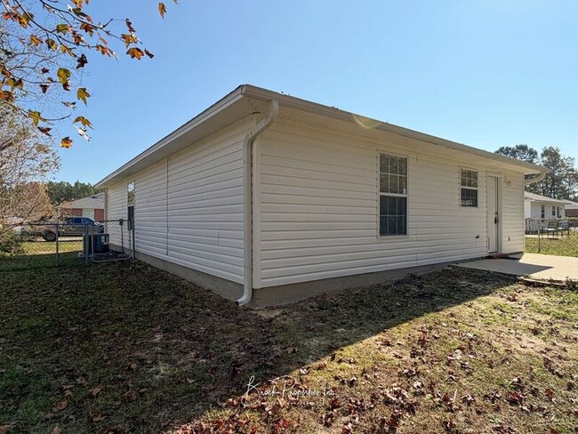 Building Photo - 501 Ashwood Ln