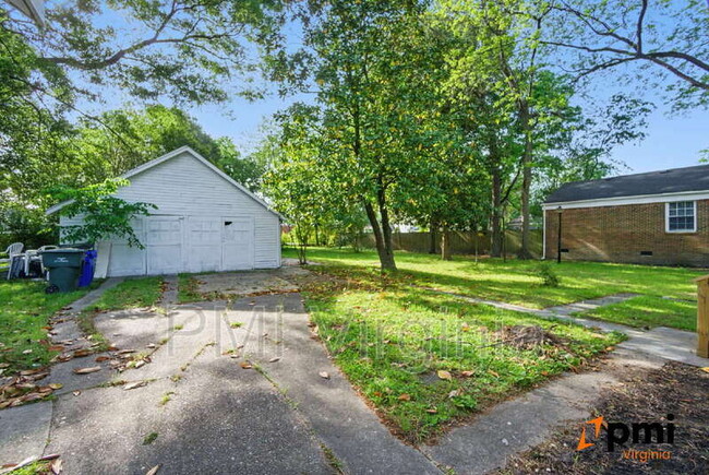 Building Photo - 2732 Jason Ave