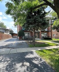 Building Photo - 8033 S Roberts Rd
