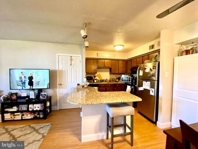 Building Photo - 5200 Hilltop Dr