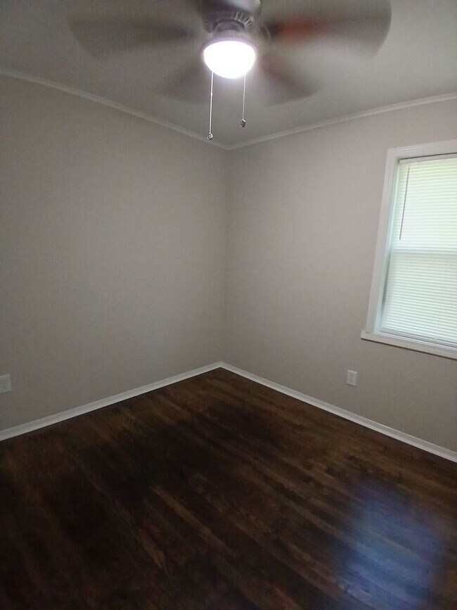 Building Photo - Beautifully Renovated 2 bedroom apartment ...