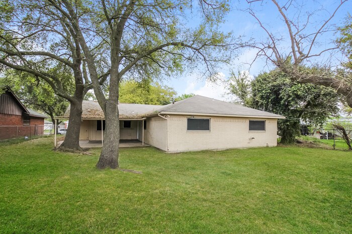 Building Photo - 701 Inwood Dr