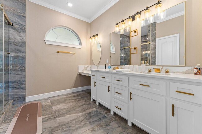 Building Photo - 2832 Rodeo Dr