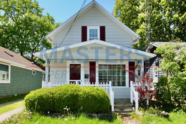 Building Photo - Three bedroom with 1 and a half bath tradi...