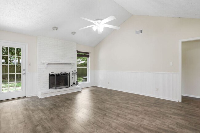 Building Photo - Adorable 3/2 on large corner lot