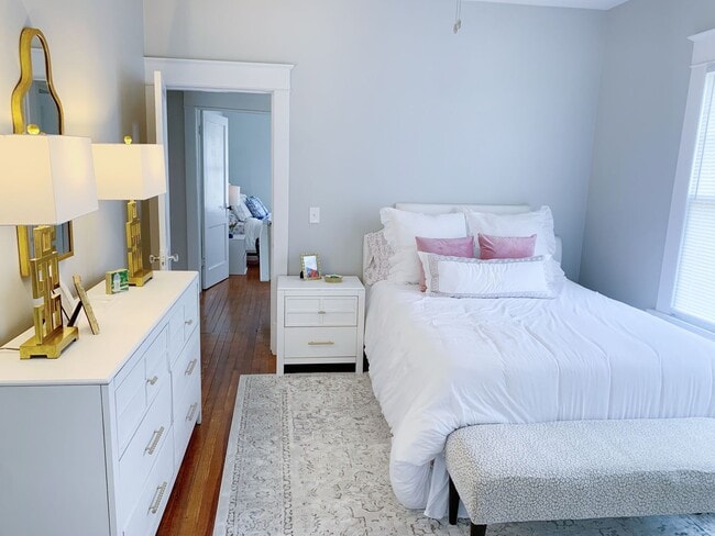 Building Photo - Beautiful 2 Bedroom home one block from ECU!
