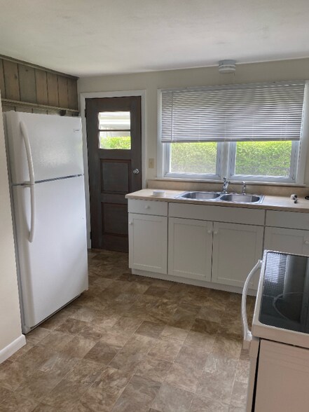 Building Photo - 7 W Silver St