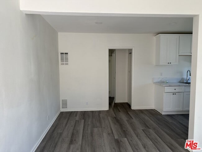 Building Photo - 342 1/2 S Serrano Ave